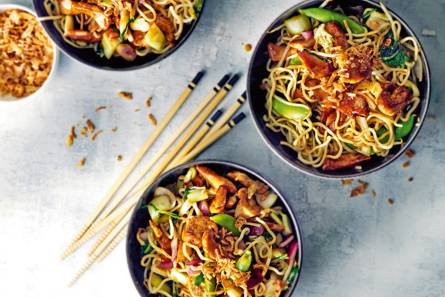 Chinese noedels met scharrelkipfilet en wokgroente